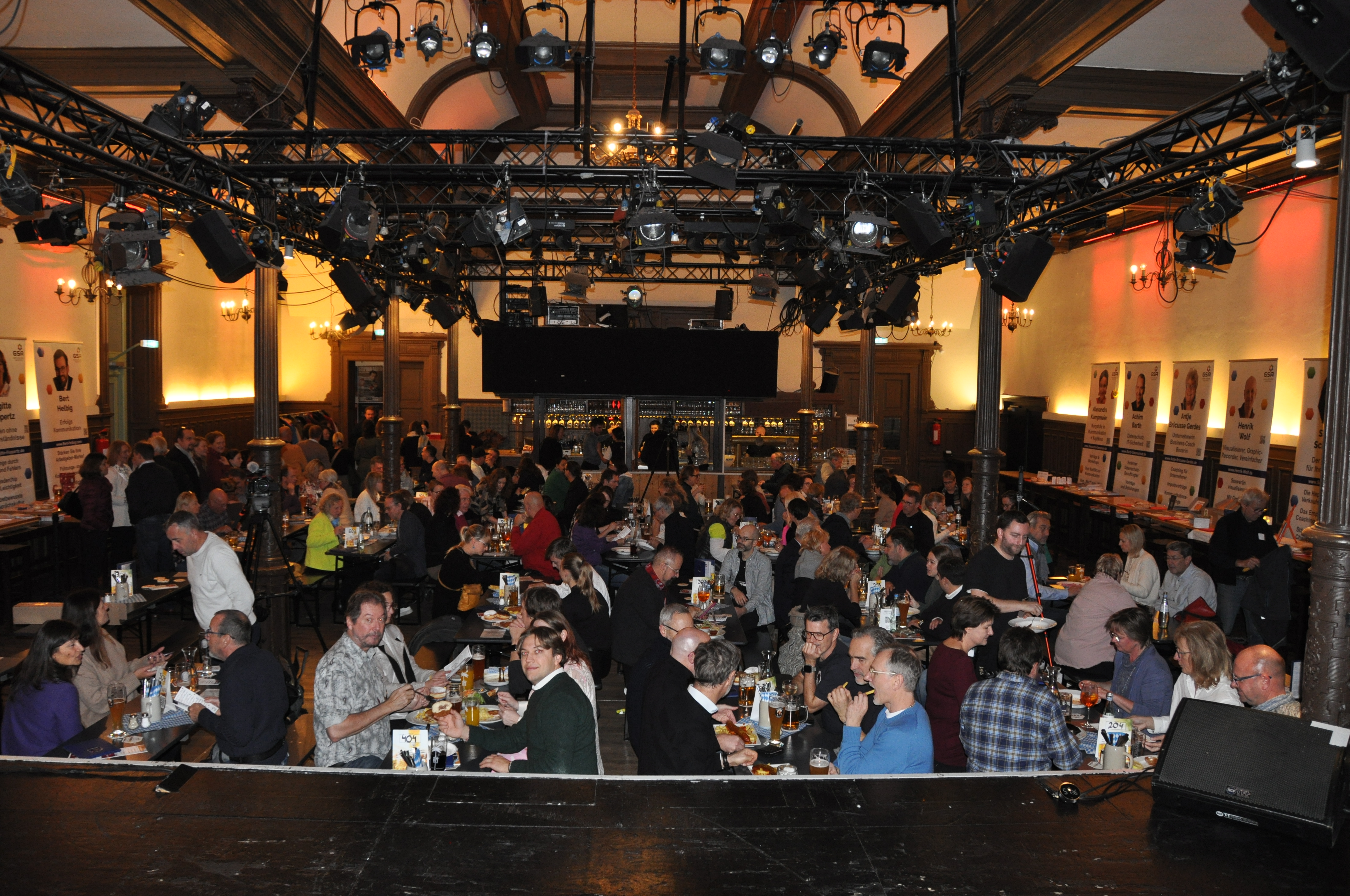 Publikum-grosser-Saal-Blick-von-Buehne Publikum-grosser-Saal-Blick-von-Buehne